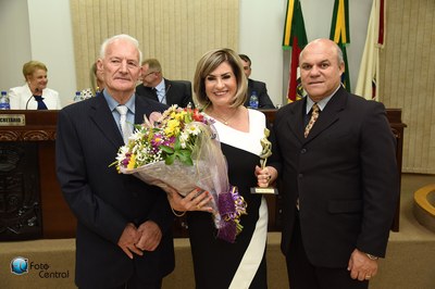 Mirian, recebeu o Prêmio pelas mãos dos edis, Eloi Nardi e Domingo Borges de Oliveira.JPG
